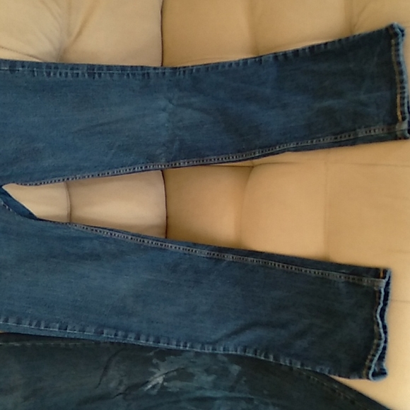 2 pairs of Levis - Picture 2 of 3